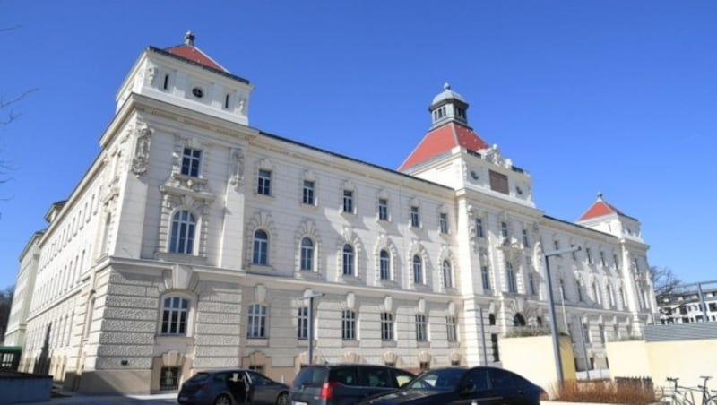 Der Angeklagte musste sich am Landesgericht St. Pölten wegen gefährlicher Drohung verantworten. (Bild: P. Huber)