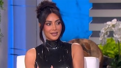 Kim Kardashian enthüllt in der Show von Ellen DeGeneres, dass ihr Freund Pete Davidson ein Kim-Branding hat. (Bild: twitter.com/TheEllenShow)
