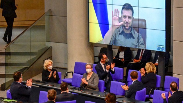 Im deutschen Bundestag sprach Selenskyj vor wenigen Tagen bereits. (Bild: APA/AFP/TOBIAS SCHWARZ)