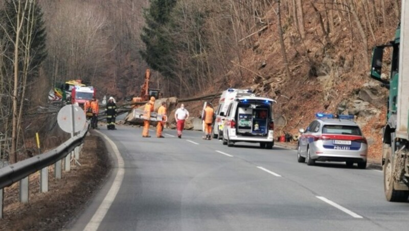 Zwei Arbeiter wurden durch den Steinschlag verletzt. Totalsperre bleibt aufrecht. (Bild: Georg Bachhiesl)