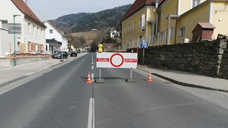 Die B70 bleibt im Unfallbereich bis auf weiteres gesperrt. (Bild: Georg Bachhiesl)