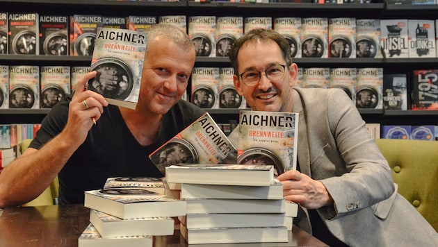 Bernhard Aichner (links) – im Bild mit Buchhändler Markus Renk – präsentierte seinen neuen Thriller „Brennweite“. (Bild: Sabine Schletterer)