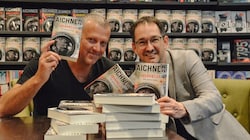 Bernhard Aichner (links) – im Bild mit Buchhändler Markus Renk – präsentierte seinen neuen Thriller „Brennweite“. (Bild: Sabine Schletterer)