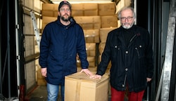 Vize Christian Fischer und Genossenschaftsdirektor Willi Gelb verladen Hilfsgüter für den Transport. (Bild: Imre Antal)