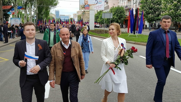 Werner Murgg (2. von links), Kurt Luttenberger und Gabi Leitenbauer (im Hintergrund) bei der Parade 2019 in Donezk (Bild: Artur Leier)