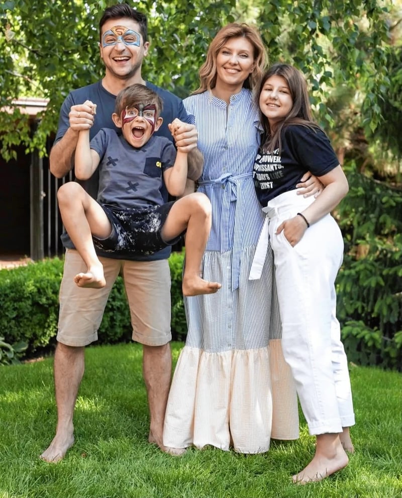 Die ukrainische „First Family“ in besseren, friedlichen Zeiten: Wolodymyr und Olena mit Tochter Oleksandra und Sohn Kyrylo (Bild: Olena Zelenska)