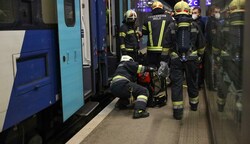 Die Feuerwehr kennt sich schon aus am Welser Bahnhof: Zum vierten Mal in fünf Tagen gab es Brandstiftung im Zug. (Bild: Lauber/laumat.at Matthias)