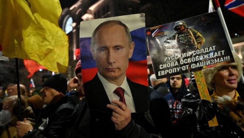 Große prorussische Demonstration in Belgrad - viele Serben glauben der Propaganda von Kreml-Chef Putin. (Bild: APA/AFP/ANDREJ ISAKOVIC)