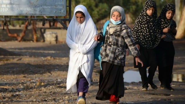 Mädchen in Kandahar auf dem Weg in die Schule (Bild: APA/AFP/Javed TANVEER)