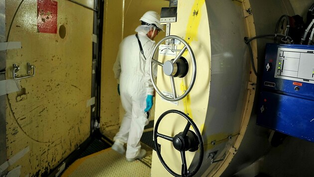 Ein Techniker des französischen Atomkraftwerks in Chinon (Bild: APA/AFP/GUILLAUME SOUVANT)