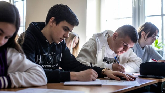 Junge Flüchtlinge aus der Ukraine finden in vielen Ländern neue Schulplätze - so auch der 16-jährige Vadim (2.v.l.). (Bild: Wojtek RADWANSKI / AFP)