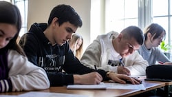 Junge Flüchtlinge aus der Ukraine finden in vielen Ländern neue Schulplätze - so auch der 16-jährige Vadim (2.v.l.). (Bild: Wojtek RADWANSKI / AFP)