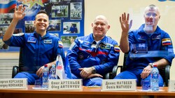Oleg Artemjew, Denis Matwejew und Sergej Korssakow (Bild: Roscosmos Space Agency/AP Irina Spektor)