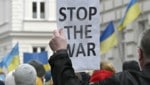 Demonstration gegen den Krieg in der Ukraine vor der russischen Botschaft in Wien. (Bild: APA/HANS PUNZ)