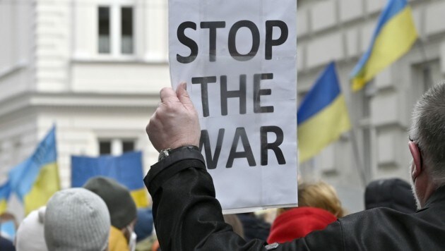 Demonstration gegen den Krieg in der Ukraine vor der russischen Botschaft in Wien. (Bild: APA/HANS PUNZ)