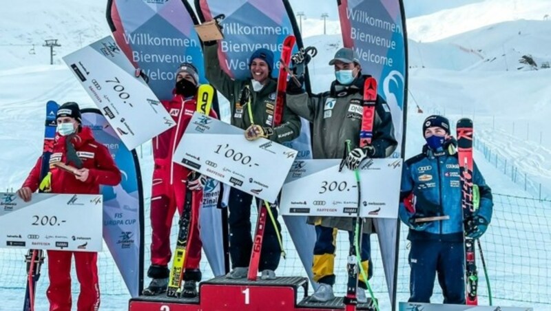 Mit seinem zweiten Rang im EC-Super-G von Zinal (Sz) legte Lukas Feurstein (2. v. li.) bereits zum Saisonauftakt den Grundstein für sein Weltcup-Fixticket. (Bild: Privat)