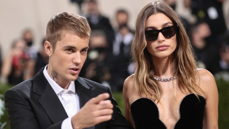 Justin Bieber und Hailey Bieber (Bild: APA/Dimitrios Kambouris/Getty Images for The Met Museum/Vogue /AFP )