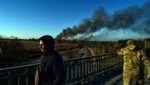 Eine gewaltige Rauchwolke über Lemberg zeugt von dem Angriff. (Bild: AP/IHA/Ismail Coşkun)