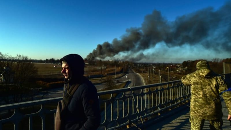 Eine gewaltige Rauchwolke über Lemberg zeugt von dem Angriff. (Bild: AP/IHA/Ismail Coşkun)