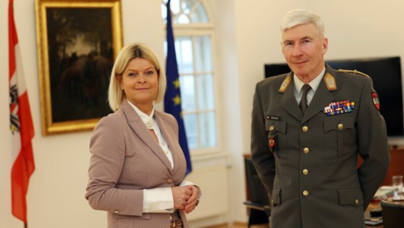 Die zivile und die militärische Spitze des Bundesheeres: Ministerin Klaudia Tanner und Gen. Robert Brieger (Bild: Peter Tomschi)