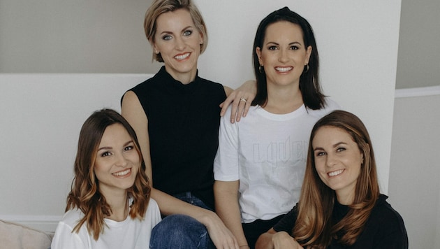 Schwägerinnen und seit einem Jahr nun auch Geschäftspartnerinnen: Laura Mitterbucher, Christina Reifeltshammer, Doris Reifeltshammer und Christina Gallé (von links). (Bild: SooNice Sunnies/Verena Schierl)