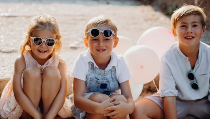 Mit ihren Sonnenbrillen konzentriert sich die Marke „SooNice Sunnies“ auf Kinder im Alter von drei bis neun Jahren. Die Idee dazu entstand in Neuhofen bei Ried. (Bild: SooNice Sunnies/Verena Schierl)