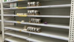 Leere Regale in einem Supermarkt in Moskau. Vor allem auf Zucker, Salz, Buchweizen und Nudeln haben es die Russen abgesehen. (Bild: APA/dpa/Christian Thiele)