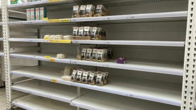 Leere Regale in einem Supermarkt in Moskau. Vor allem auf Zucker, Salz, Buchweizen und Nudeln haben es die Russen abgesehen. (Bild: APA/dpa/Christian Thiele)