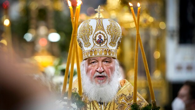 Das Oberhaupt der russisch-orthodoxen Kirche steht hinter Putins Politik und gibt dem Westen die Schuld am Krieg. (Bild: AP)