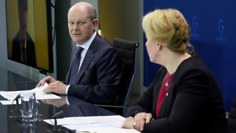 Bundeskanzler Olaf Scholz (im Bild mit Berlins Bürgermeisterin Franziska Giffey) und seiner Ampel-Koalition schlägt wegen der Lockerungen viel Kritik seitens der Opposition entgegen. (Bild: AP)