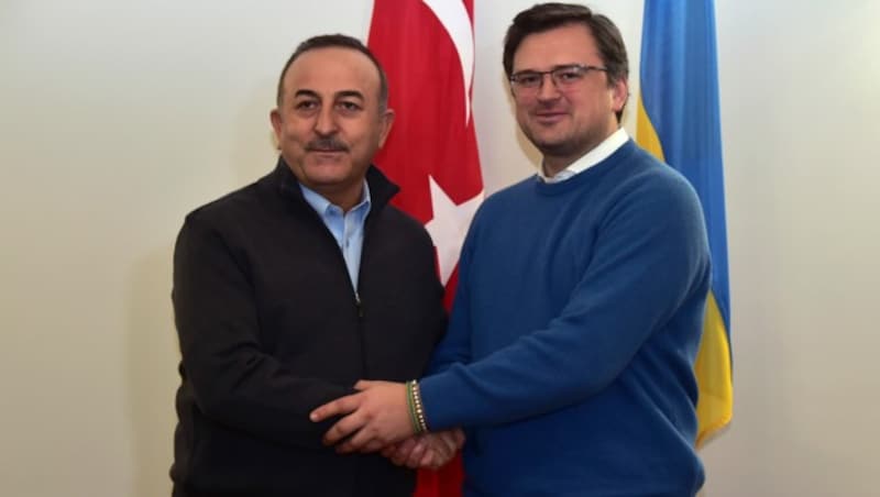 Der türkische Außenminister Çavuşoğlu mit seinem ukrainischen Kollegen Kuleba. Zuvor hatte der Diplomat aus Ankara den russischen Außenminister Lawrow besucht. (Bild: AP)