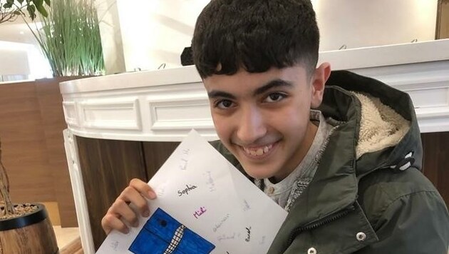 Husein freute sich über das Geschenk samt Karte von seinen Freunden (Bild: zVg)