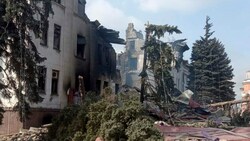 Amnesty International stuft den Luftangriff auf das Theater von Mariupol im März als Kriegsverbrechen der russischen Streitkräfte ein. (Bild: AP)