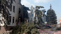 Amnesty International stuft den Luftangriff auf das Theater von Mariupol im März als Kriegsverbrechen der russischen Streitkräfte ein. (Bild: AP)