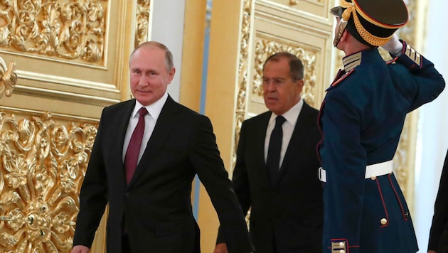 Wladimir Putin und Außenminister Sergej Lawrow (Bild: AP)