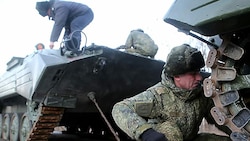 Der russische Vormarsch stockt. Die Kampfmoral sinkt offenbar. (Bild: AFP)
