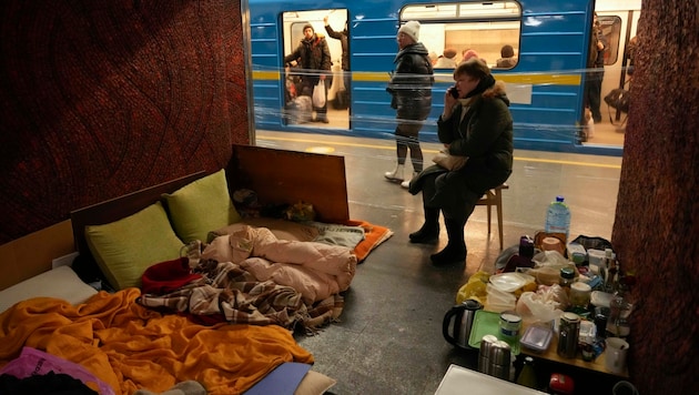 Eine Frau in einem improvisierten Unterschlupf in einem U-Bahnhof in Kiew (Bild: Associated Press)