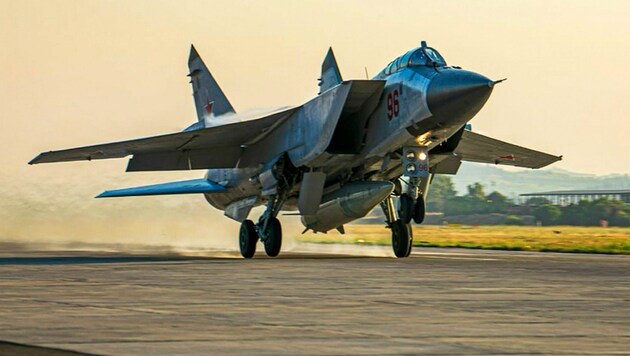 Ein russischer MiG-31-Kampfjet mit einer „Kinschal“-Hyperschallrakete (Bild: AP/Russian Defense Ministry Press Service)