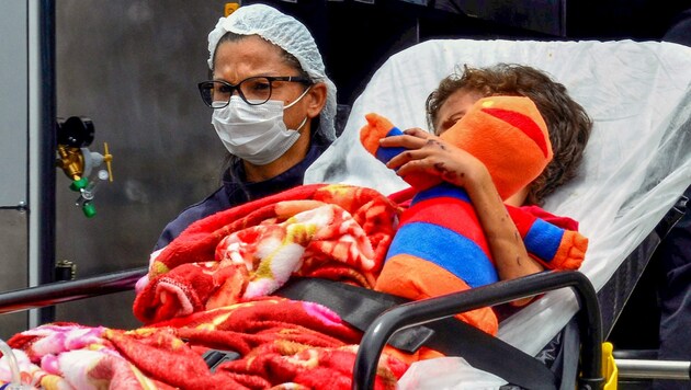 Der siebenjährige Glauco bei seiner Ankunft im Spital (Bild: AFP)