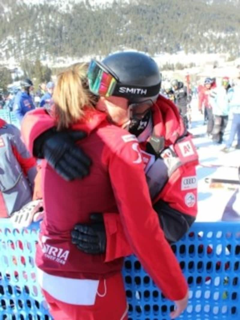 Tom Trinker gratuliert Madalena Egger, nachdem die Vorarlbergerin bei der Junioren-WM in Panorama (Kan) im Riesentorlauf ihre dritte Goldmedaille fixiert hatte. (Bild: Peter Weihs/Kronenzeitung)