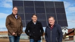 Wollen benötigten Strom im Waldviertel erzeugen: Kleinregionsobmann Karl Elsigan, Energieexperte Herbert Stadlmann, Echsenbachs Bürgermeister Josef Baireder (von links). (Bild: Klaus Schindler)