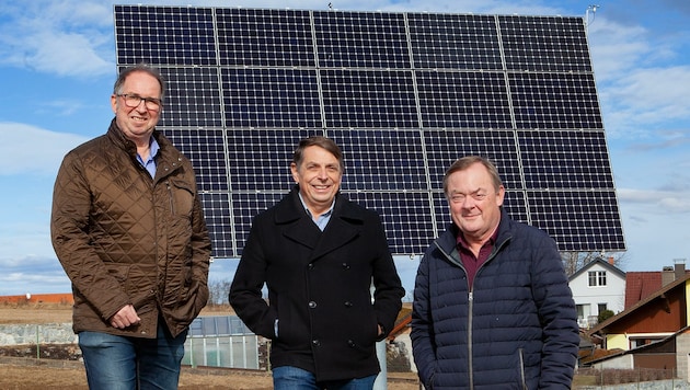 Wollen benötigten Strom im Waldviertel erzeugen: Kleinregionsobmann Karl Elsigan, Energieexperte Herbert Stadlmann, Echsenbachs Bürgermeister Josef Baireder (von links). (Bild: Klaus Schindler)