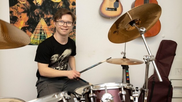 Matthias Natter liebt Hardrock und spielt gerne Schlagzeug. (Bild: Maurice Shourot)