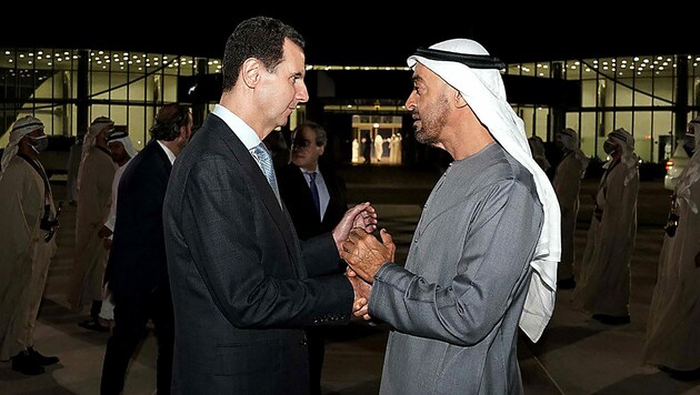 Dieses Foto sorgt für Irritationen in Washington: Syriens Machthaber Bashar al-Assad ist von Scheich Mohammed bin Zayed Al-Nahyan empfangen worden. (Bild: AFP/Syrian Presidency Facebook page)