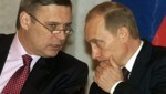 Michail Kassjanow (li.) als Ministerpräsident im Jahr 2003 mit Wladimir Putin, damals bereits Präsident von Russland. (Bild: AFP)