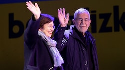 Bundespräsident Alexander Van der Bellen und Ehefrau Doris Schmidauer auf dem Weg zur Bühne (Bild: APA/FLORIAN WIESER)