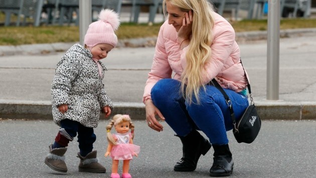 Ein ukrainisches Mädchen spielt mit ihrer Mutter vor dem Erstaufnahmezentrum in Salzburg (Bild: Tschepp Markus)