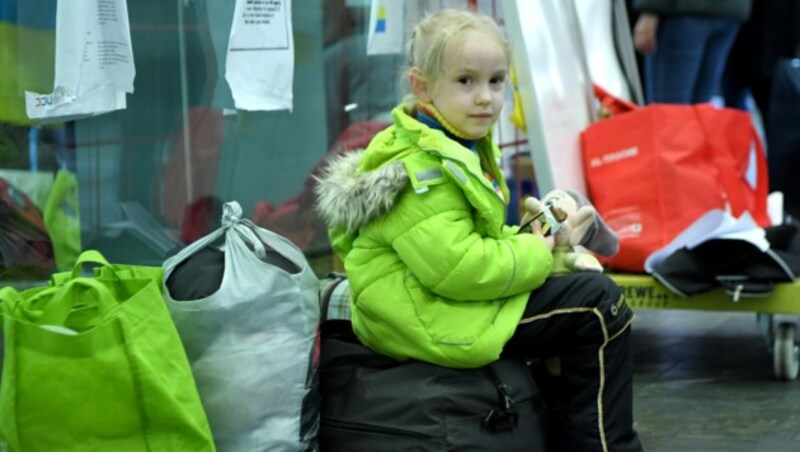 Sofia (5) (hier am Wiener Hauptbahnhof) hat es aus Mariupol geschafft. Doch viele Kinder in ihrem Alter zittern weiterhin um ihr Leben. (Bild: APA/ROLAND SCHLAGER)