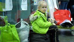Sofia (5) (hier am Wiener Hauptbahnhof) hat es aus Mariupol geschafft. Doch viele Kinder in ihrem Alter zittern weiterhin um ihr Leben. (Bild: APA/ROLAND SCHLAGER)