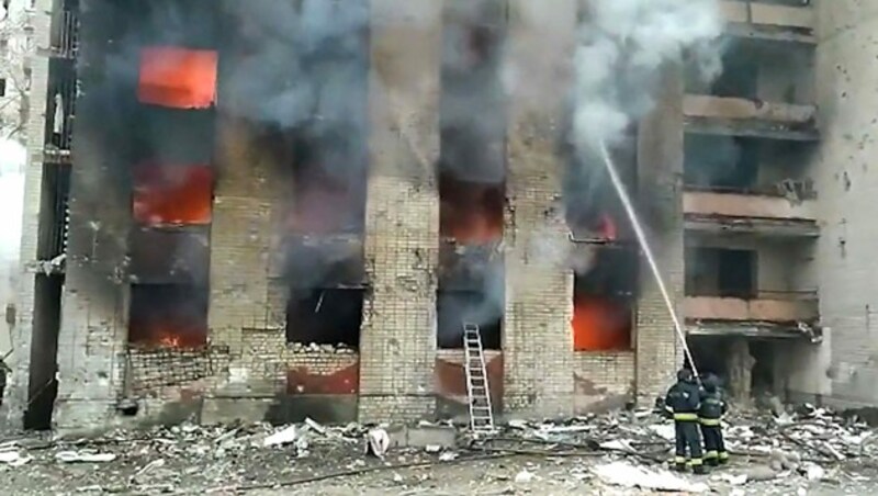 Ein brennendes Gebäude in Tschernihiw (Bild: AFP)